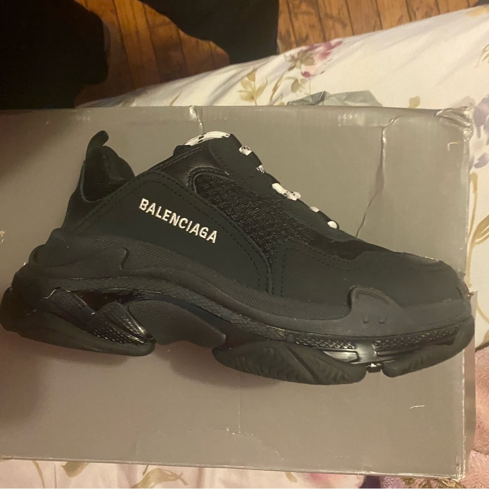 Black and white shoe size 6 1/2